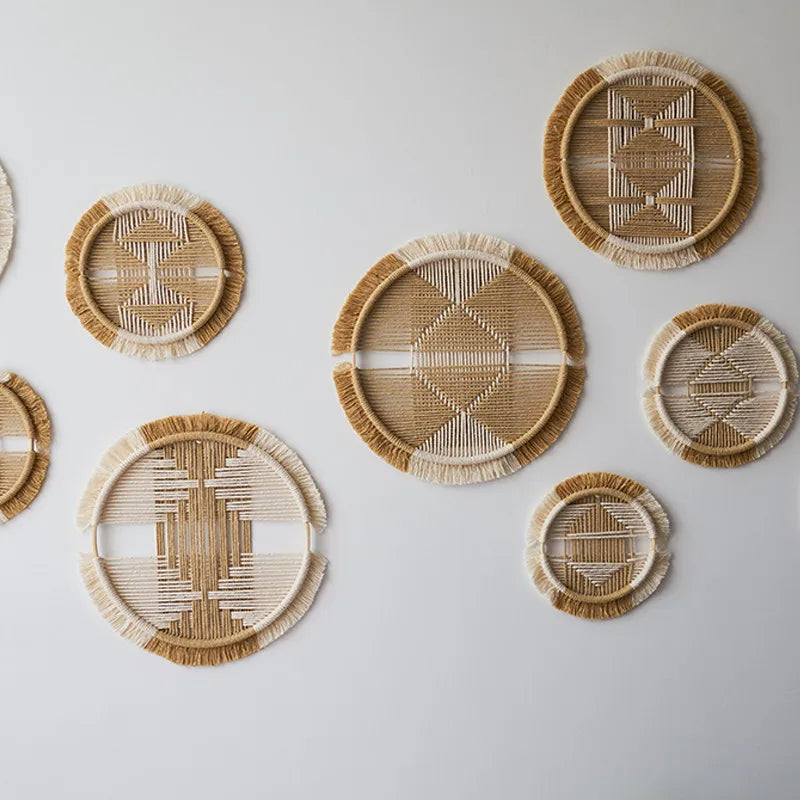 Tapisserie murale ronde en macramé tissée à la main avec motif mandala bohème, suspendue dans une chambre au style zen et naturel - Décoration intérieure
