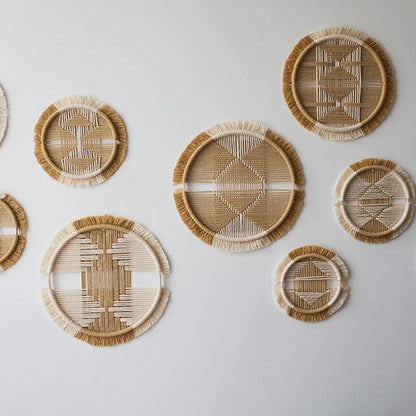 Tapisserie murale ronde en macramé tissée à la main avec motif mandala bohème, suspendue dans une chambre au style zen et naturel - Décoration intérieure