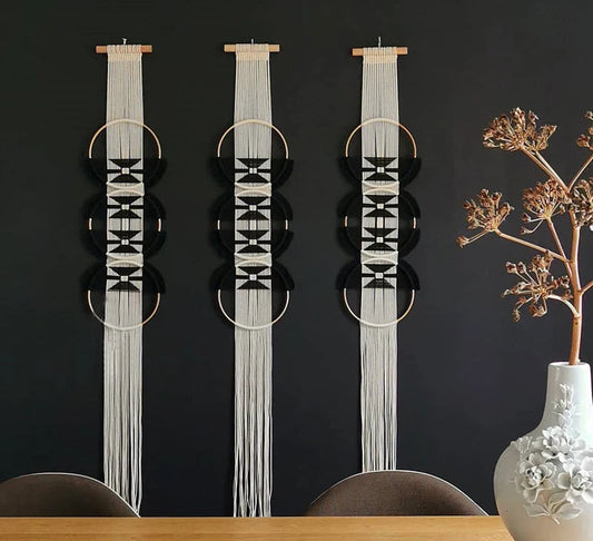 Tapisserie murale ronde en macramé tissé à la main, motif mandala en bois et coton suspendue dans un intérieur bohème - Décoration intérieure