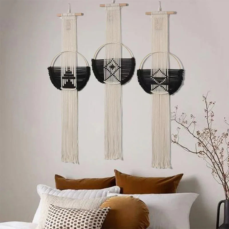 Tapisserie murale ronde noire et blanche en macramé, motif géométrique bohème tissé main – décoration artisanale pour salon ou chambre - Décoration intérieure