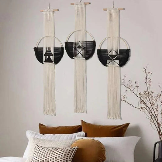 Tapisserie murale ronde noire et blanche en macramé, motif géométrique bohème tissé main – décoration artisanale pour salon ou chambre - Décoration intérieure
