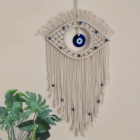 Tenture murale en macramé écru avec pendentif Nazar bleu en verre, suspendue dans une décoration intérieure de style bohème - Décoration intérieure