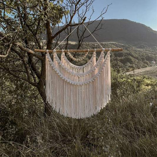 Tenture murale en macramé de style bohème suspendue sur bois rond, idéale pour une tête de lit élégante et naturelle - Décoration intérieure