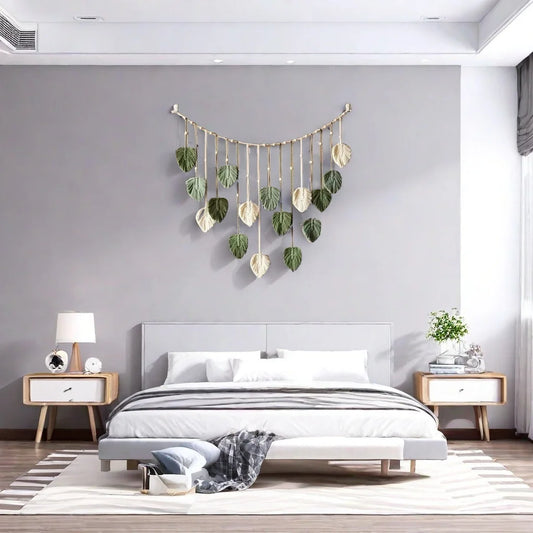 Tenture murale en macramé style bohème avec plumes et feuilles suspendue au mur d’un salon cosy – décoration artisanale et naturelle - Décoration intérieure