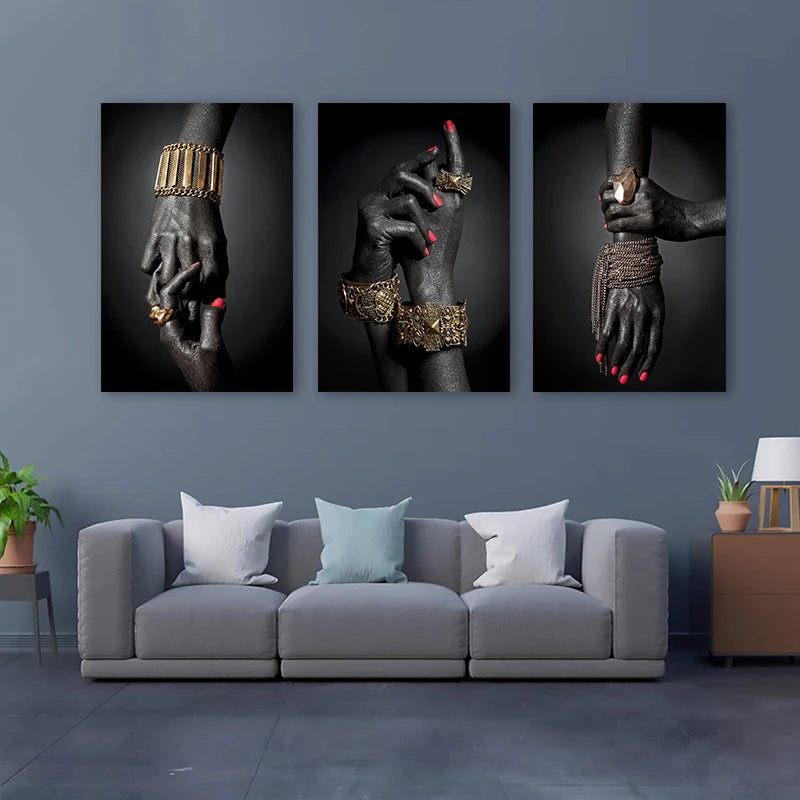 Toile d’art africain représentant une main noire et or dans un geste doré, décoration murale élégante pour salon ou maison - Décoration intérieure