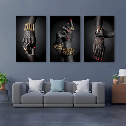 Toile d’art africain représentant une main noire et or dans un geste doré, décoration murale élégante pour salon ou maison - Décoration intérieure