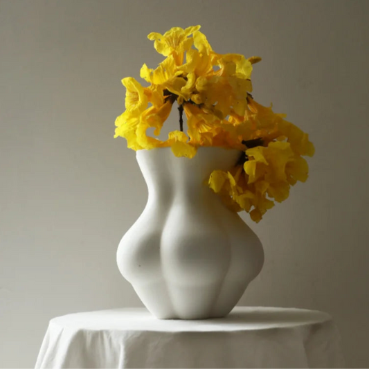 Vase blanc mat en céramique représentant une silhouette humaine - décoration intérieure