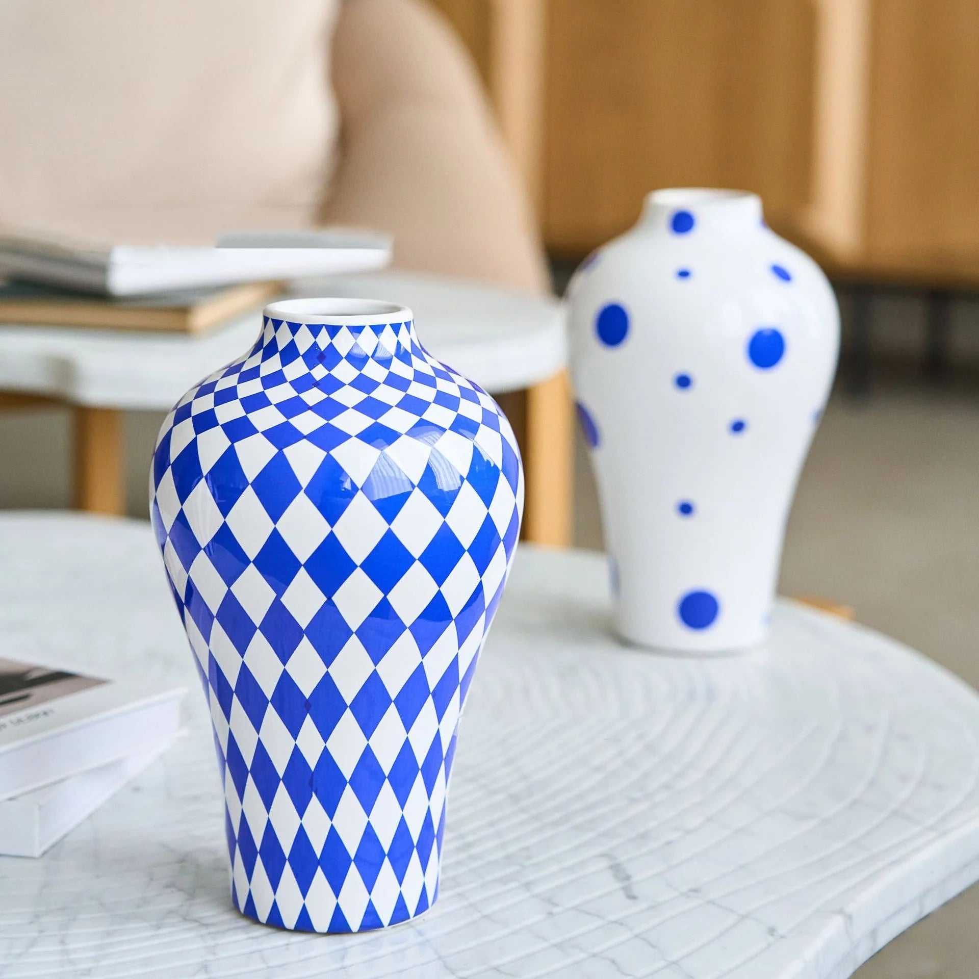 Vase en céramique bleu à pois en relief matelassé - Décoration intérieure