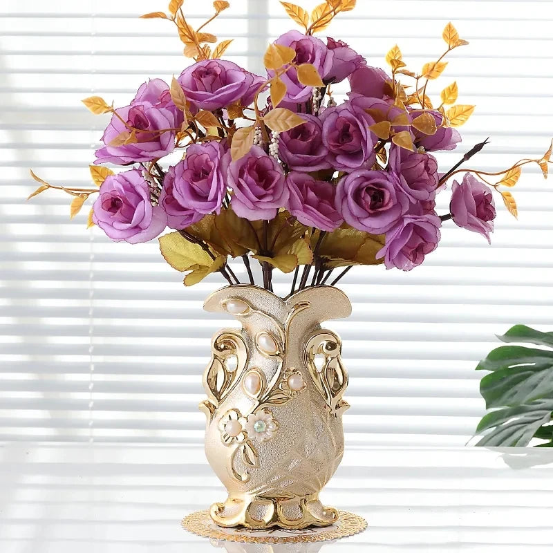 Vase en porcelaine givrée blanche avec détails dorés - Décoration intérieure