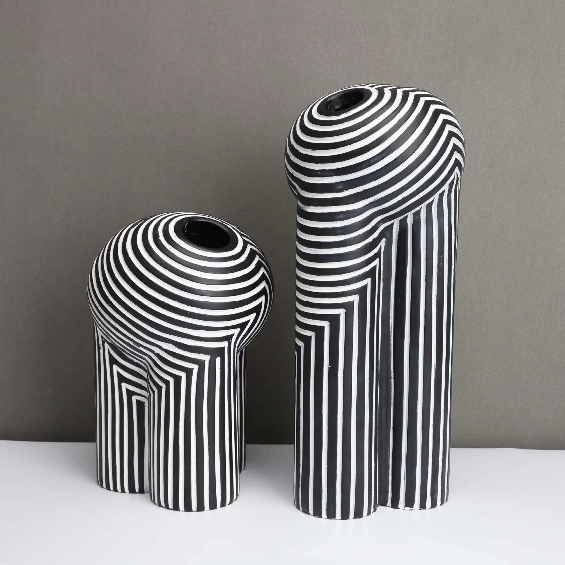 Vase en résine rayé noir et blanc, à motif géométrique abstrait - Décoration intérieure