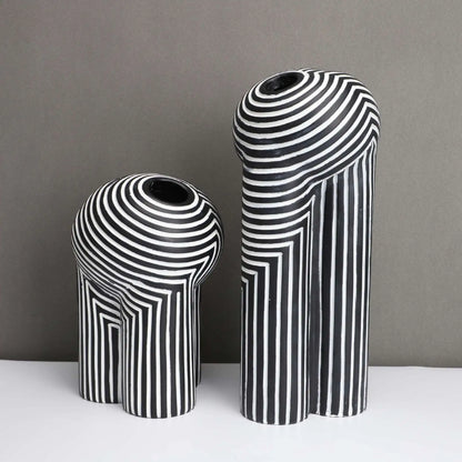 Vase en résine rayé noir et blanc, à motif géométrique abstrait - Décoration intérieure