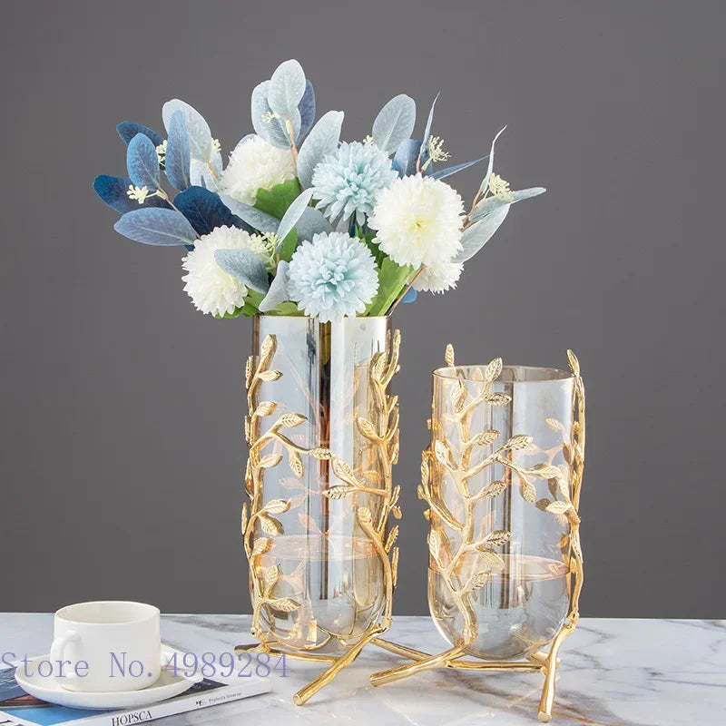 Vase en verre transparent avec cadre en métal doré et branches de rotin - Décoration intérieure
