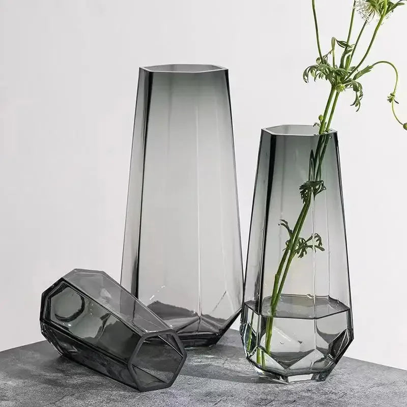 Vase en verre transparent à la forme profilé