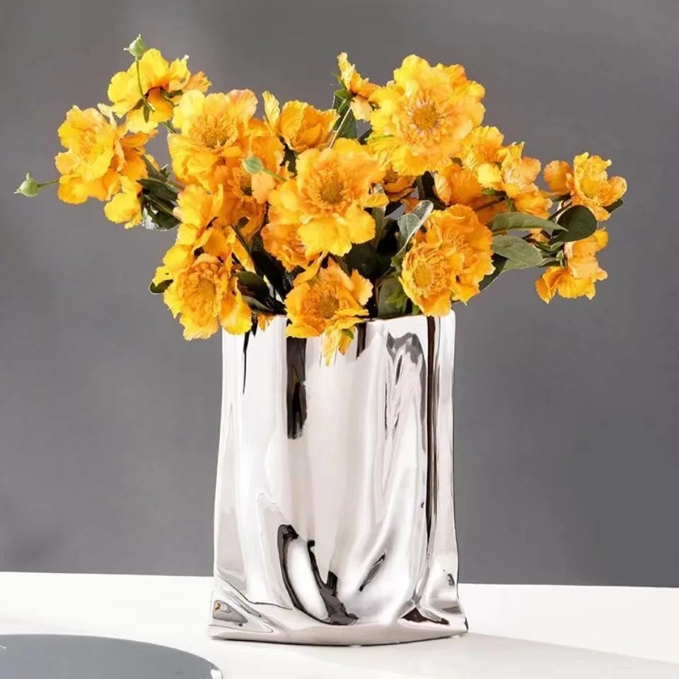 Vase à fleurs design en céramique avec volants argentés, forme de sac élégant - Décoration intérieure