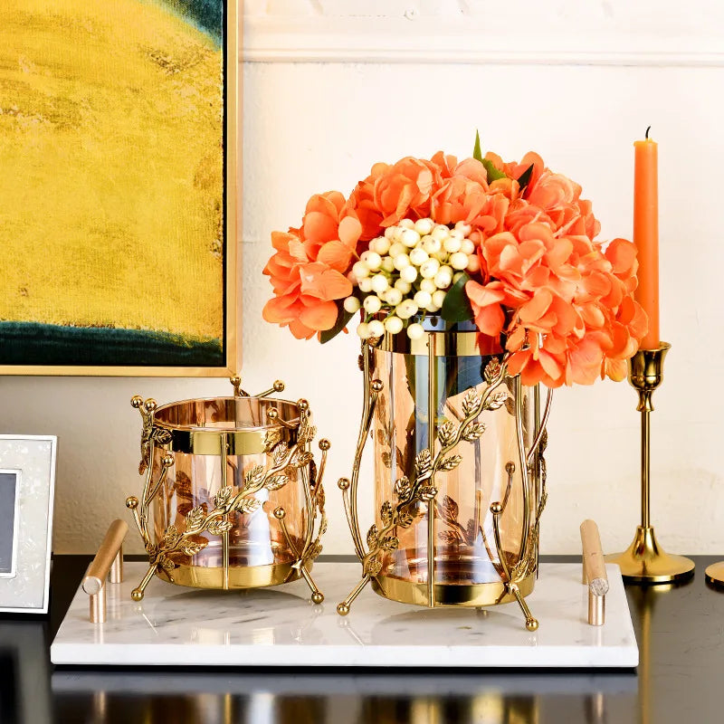 Vase à fleurs en métal doré avec verre transparent