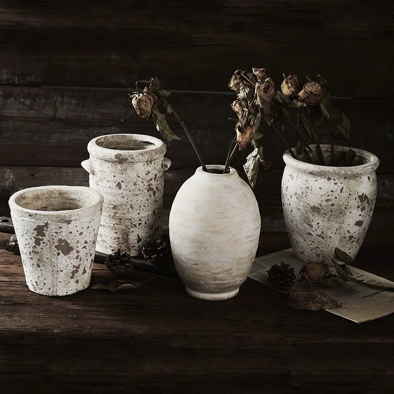 Vase rétro en céramique artisanale, aux teintes douces et patinées - Décoration intérieure.