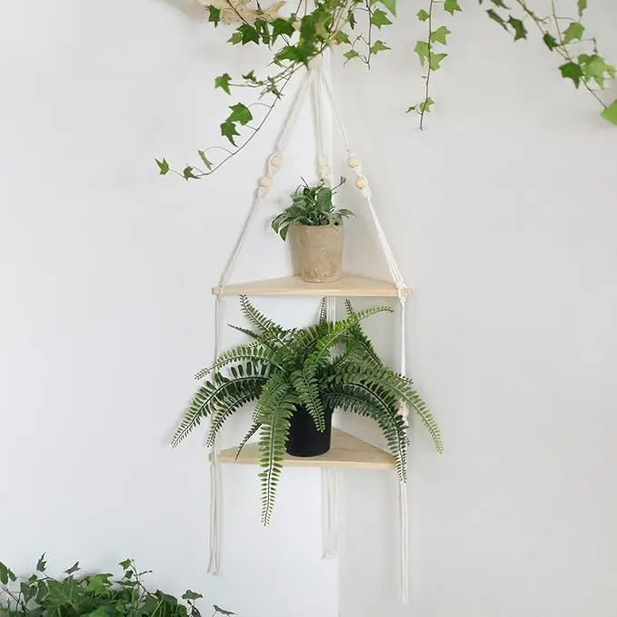 Étagère murale d’angle en macramé blanc et bois naturel, décorée de plantes et cadres dans un intérieur bohème rustique - Décoration intérieure
