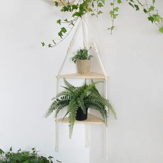 Étagère murale d’angle en macramé blanc et bois naturel, décorée de plantes et cadres dans un intérieur bohème rustique - Décoration intérieure
