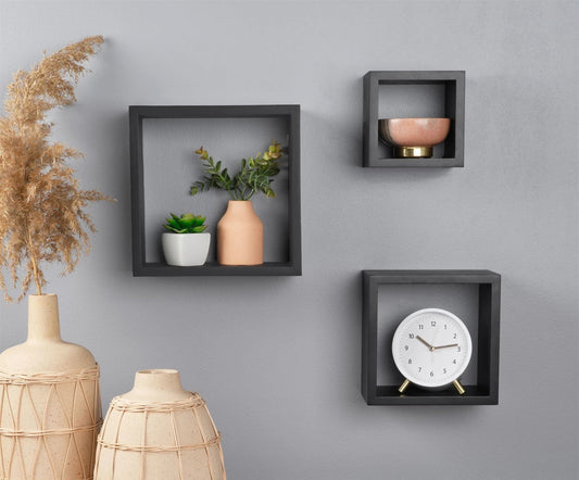 Étagères carrées murales en bois pour rangement et décoration intérieure moderne.